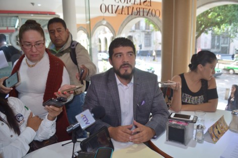 El diputado local Zenyazen Escobar negó que MORENA estuviera tras el bloqueo que se realizó en Coxquihui, mismo que fuera desbloqueado con policías antimotines. Fueron maestros de la comunidad de los niños afectados quienes apoyaron, pero no a título ni de Morena ni del MMPV, como afirmó el gobernador.
