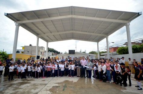 Con Alcalde en tu escuela, el mayor programa de apoyo a la infraestructura de las instituciones educativas que haya tenido el municipio, hemos destinado ya más de 53 millones de pesos a 350 planteles de Xalapa, informó el alcalde Américo Zúñiga Martínez.
