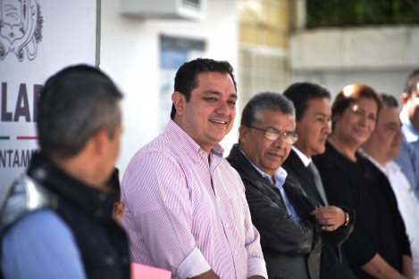 En presencia del subsecretario de Desarrollo Educativo de la Secretaría de Educación de Veracruz (SEV), Uriel Flores Aguayo, el alcalde Américo Zúñiga reiteró que la actual administración es la que más recursos ha destinado a la dignificación de las escuelas; un trabajo, dijo, que <em>no admite mezquindades</em>.
