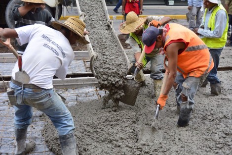 La calle de Enríquez entre Carrillo Puerto y Leandro Valle se encuentra con cierres intermitentes debido a los trabajos de remodelación que el Ayuntamiento realiza en el centro de la ciudad, por lo que se recomienda tomar precauciones y salir con tiempo, ya que esto hace tráfico lento en la zona.