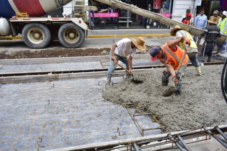 La calle de Enríquez entre Carrillo Puerto y Leandro Valle se encuentra con cierres intermitentes debido a los trabajos de remodelación que el Ayuntamiento realiza en el centro de la ciudad, por lo que se recomienda tomar precauciones y salir con tiempo, ya que esto hace tráfico lento en la zona.