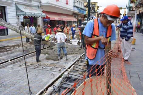 La calle de Enríquez entre Carrillo Puerto y Leandro Valle se encuentra con cierres intermitentes debido a los trabajos de remodelación que el Ayuntamiento realiza en el centro de la ciudad, por lo que se recomienda tomar precauciones y salir con tiempo, ya que esto hace tráfico lento en la zona.