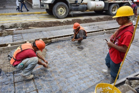 La calle de Enríquez entre Carrillo Puerto y Leandro Valle se encuentra con cierres intermitentes debido a los trabajos de remodelación que el Ayuntamiento realiza en el centro de la ciudad, por lo que se recomienda tomar precauciones y salir con tiempo, ya que esto hace tráfico lento en la zona.