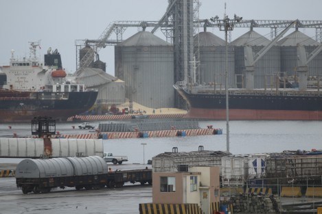 La madrugada de este jueves, un silo del puerto de Veracruz, colapsó, afectando a un tráiler y un vehículo. Hasta la mañana se reportaban dos obreros desaparecidos. 