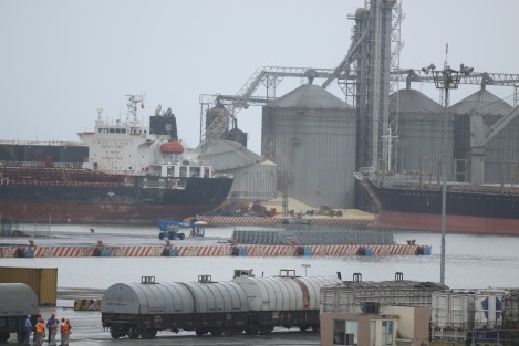 La madrugada de este jueves, un silo del puerto de Veracruz, colapsó, afectando a un tráiler y un vehículo. Hasta la mañana se reportaban dos obreros desaparecidos. 