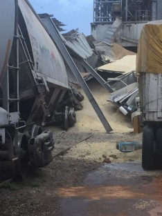 La madrugada de este jueves un silo que almacenaba maíz colapsó en la zona portuaria de Veracruz. De manera extraoficial se supo que un socavón se formó en el muelle y debilitó las estructuras.
