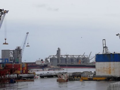 La madrugada de este jueves un silo que almacenaba maíz colapsó en la zona portuaria de Veracruz. De manera extraoficial se supo que un socavón se formó en el muelle y debilitó las estructuras.