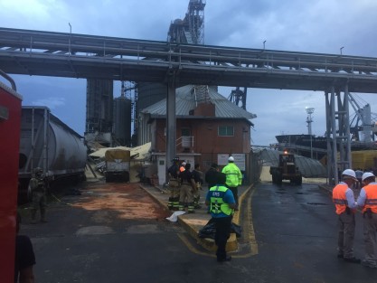 La madrugada de este jueves un silo que almacenaba maíz colapsó en la zona portuaria de Veracruz. De manera extraoficial se supo que un socavón se formó en el muelle y debilitó las estructuras. Hay dos personas desaparecidas. 