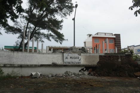 El Monumento al Músico, en la ciudad de Veracruz, está siendo demolido. La construcción que fue inaugurada en 1997, durante la administración de Roberto Bueno, y albergó durante un tiempo las estatuas de Toña La Negra y Agustín Lara. 