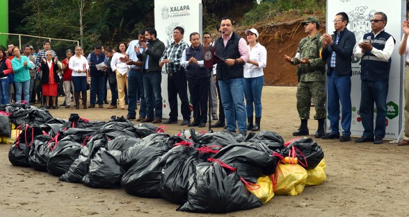 En compañía de la delegada Federal  de SEDESOL en Veracruz,  Anilú Ingram Vallines,  el alcalde Ámerico Zúniga Martínez realizó la entrega de la últimos apoyos a personas afectadas por el huracán Katia.