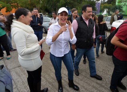 En compañía de la delegada Federal  de SEDESOL en Veracruz,  Anilú Ingram Vallines,  el alcalde Ámerico Zúniga Martínez realizó la entrega de la últimos apoyos a personas afectadas por el huracán Katia.