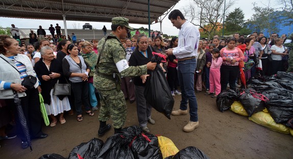 Habitantes de las Colonias Veracruz, Diamante, Jaramillo, Lomas de Chapultepec, Unepri, entre otras, se dieron cita en las cancha del FOVISSSTE para recibir los apoyos alimentarios  de parte de la federación, los cuales fueron entregados por elementos de la SEDENA.