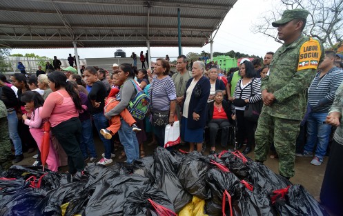 Habitantes de las Colonias Veracruz, Diamante, Jaramillo, Lomas de Chapultepec, Unepri, entre otras, se dieron cita en las cancha del FOVISSSTE para recibir los apoyos alimentarios  de parte de la federación, los cuales fueron entregados por elementos de la SEDENA.