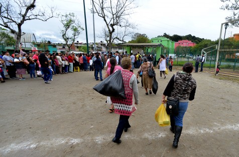 En compañía de la delegada Federal de SEDESOL en Veracruz, Anilú Ingram Vallines, el alcalde Ámerico Zúniga Martínez realizó la entrega de la últimos apoyos a personas afectadas por el huracán Katia.