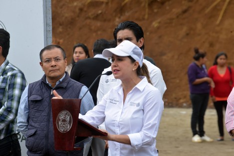 En compañía de la delegada Federal de SEDESOL en Veracruz, Anilú Ingram Vallines, el alcalde Ámerico Zúniga Martínez realizó la entrega de la últimos apoyos a personas afectadas por el huracán Katia.