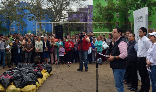 En compañía de la delegada Federal de SEDESOL en Veracruz, Anilú Ingram Vallines, el alcalde Ámerico Zúniga Martínez realizó la entrega de la últimos apoyos a personas afectadas por el huracán Katia.