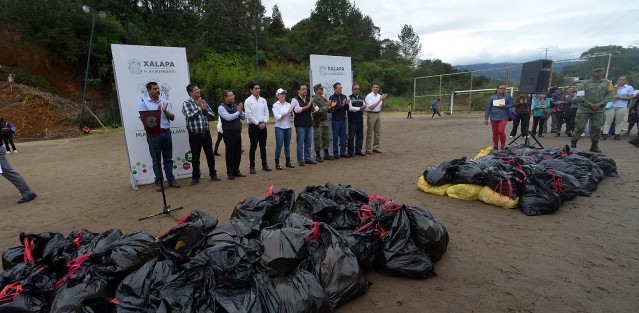 En compañía de la delegada Federal de SEDESOL en Veracruz, Anilú Ingram Vallines, el alcalde Ámerico Zúniga Martínez realizó la entrega de la últimos apoyos a personas afectadas por el huracán Katia.