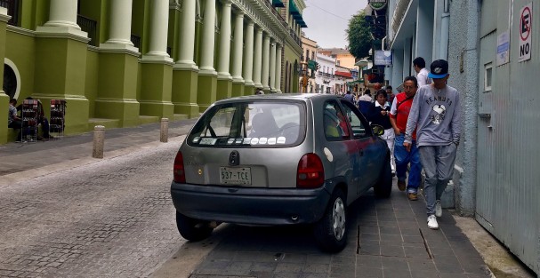 Resistencia a la Xalapa peatonal.  Pese a la inconformidad por la colocación de pilares en el centro histórico remodelado de Xalapa, acciones como las de este conductor chilango, dan la razón a su existencia. 