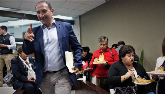 Entrega de reconocimientos y de tamales a los participantes en las mesas de trabajo de diputados con derechohabientes del IPE
 