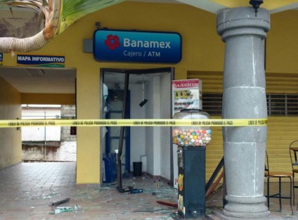 Los ladrones acudieron por su quincena este jueves en Córdoba, pero con todo y cajero.