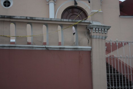 No sólo las escuelas de Xalapa presentan daños en su estructura luego de los sismos de septiembre, la iglesia de San José, una de las más antiguas de la capital, también presenta daño; el más visible en el muro del atrio, el cual se ha acordonado.