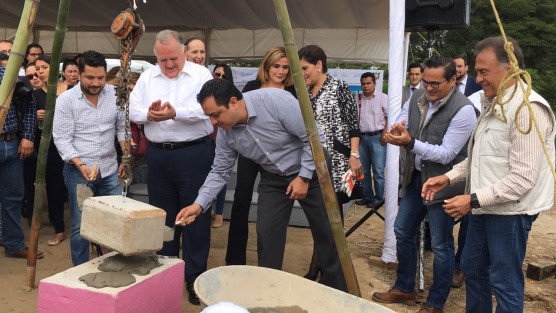 el alcalde Américo Zúñiga Martínez acompañó al gobernador Miguel Ángel Yunes Linares a la colocación de la primera piedra del Centro de Justicia para las Mujeres del Estado de Veracruz, ubicado en la Reserva Territorial Nueva Xalapa. Al acto asistieron titulares de los tres poderes del Estado, de la Fiscalía General del Estado y otras autoridades.
