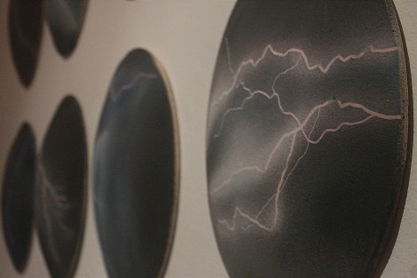 La exposición está ambientada por sonidos de la naturaleza, que nos remiten junto con algunas de las obras, a la maravilla de una noche de tormenta. 
