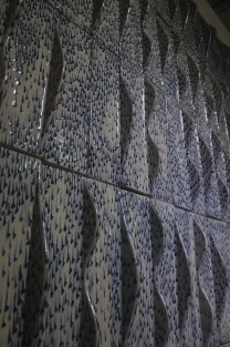 En cerámica de gran formato y utilizando técnicas como la talavera, Gloria Carrasco nos resalta detalles tan sencillos como maravillosos como el salto del agua o las gotas de lluvia, así como las formas geométricas  de la tierra. 
