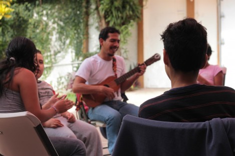 A través del Taller de Son Jarocho, Integra, Centro Mexicano para la Neurodiversidad y el autismo, desarrolla el potencial de niños y adolescentes con trastornos del espectro autista (TEA) y otras del neurodesarrollo, para remediar diversas situaciones que puedan afectar su vida diaria. 