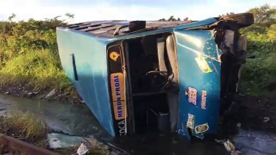 En la ciudad de Veracruz, un autobús de pasajeros de la ruta Herón Proal, cayó del paso elevado Cabeza Olmeca. El conductor de la unidad perdió el control y se precipitó cerca de 20 metros. No hubo lesionados pues el camión vacío y el conductor resultó ileso.