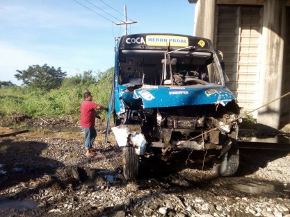 En la ciudad de Veracruz, un autobús de pasajeros de la ruta Herón Proal, cayó del paso elevado Cabeza Olmeca. El conductor de la unidad perdió el control y se precipitó cerca de 20 metros. No hubo lesionados pues el camión vacío y el conductor resultó ileso.