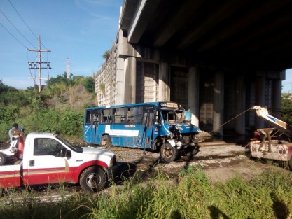 En la ciudad de Veracruz, un autobús de pasajeros de la ruta Herón Proal, cayó del paso elevado Cabeza Olmeca. El conductor de la unidad perdió el control y se precipitó cerca de 20 metros. No hubo lesionados pues el camión vacío y el conductor resultó ileso.