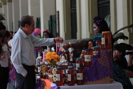 Con la presencia de 46 expositores, se inauguró en bajos de palacio municipal la Quinta Edición de Mundo Creativo y Empresarial Expo Nuestras Tradiciones, la cual permanecerá los hasta el día 17 de octubre.  