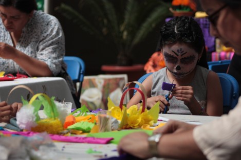 Este domingo en el patio central de palacio municipal, se llevó a cabo el ciclo de conferencia <em>Nuestra tradiciones</em>, a la par que se impartieron talleres de elaboración de jamoncillo, papel picado, canastas de papel y manualidades de cerámica, papel y trapo. 
