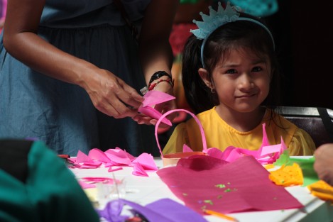 Este domingo en el patio central de palacio municipal, se llevó a cabo el ciclo de conferencia <em>Nuestra tradiciones</em>, a la par que se impartieron talleres de elaboración de jamoncillo, papel picado, canastas de papel y manualidades de cerámica, papel y trapo. 