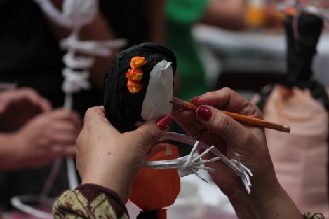 Este domingo en el patio central de palacio municipal, se llevó a cabo el ciclo de conferencia <em>Nuestra tradiciones</em>, a la par que se impartieron talleres de elaboración de jamoncillo, papel picado, canastas de papel y manualidades de cerámica, papel y trapo. 
