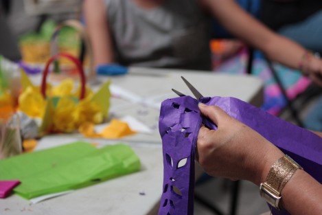 Este domingo en el patio central de palacio municipal, se llevó a cabo el ciclo de conferencia <em>Nuestra tradiciones</em>, a la par que se impartieron talleres de elaboración de jamoncillo, papel picado, canastas de papel y manualidades de cerámica, papel y trapo. 