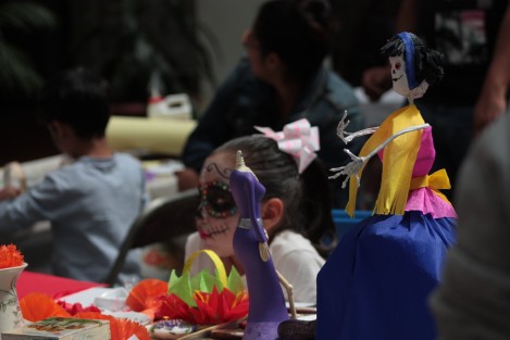 Este domingo en el patio central de palacio municipal, se llevó a cabo el ciclo de conferencia <em>Nuestra tradiciones</em>, a la par que se impartieron talleres de elaboración de jamoncillo, papel picado, canastas de papel y manualidades de cerámica, papel y trapo. 