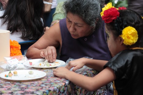 Este domingo en el patio central de palacio municipal, se llevó a cabo el ciclo de conferencia <em>Nuestra tradiciones</em>, a la par que se impartieron talleres de elaboración de jamoncillo, papel picado, canastas de papel y manualidades de cerámica, papel y trapo. 