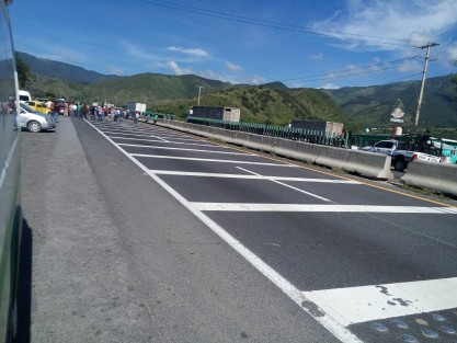 La mañana de este  domingo al menos un centenar de personas provenientes de dos municipios de la sierra de Zongolica bloquearon la autopista Puebla- Orizaba a la altura de Balastrera en Ciudad Mendoza, en protesta porque autoridades policiales les detuvieron 3 unidades móviles.
