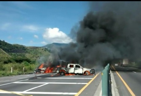 Los inconformes provenían de los municipios Tlaquilpa y Soledad Atzompa. En  el lugar, camionetas de la Secretaría de Seguridad Pública (SSP) fueron incendiadas.
