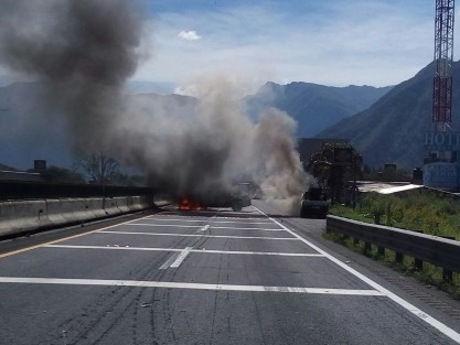 Los inconformes provenían de los municipios Tlaquilpa y Soledad Atzompa. En el lugar, camionetas de la Secretaría de Seguridad Pública (SSP) fueron incendiadas. 