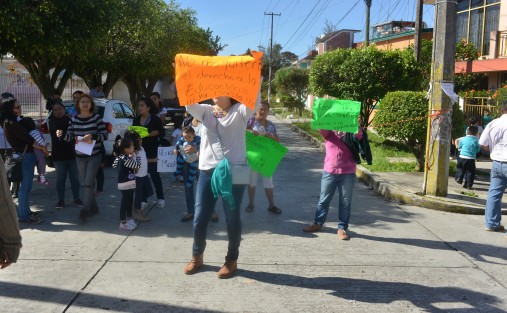 Padres de familia del Jardín de Niños Martín Torres Padilla, bloquearon la calle Crisóforo Cortés en la colonia Obrero Campesina en demanda de maestros y de un domo. 