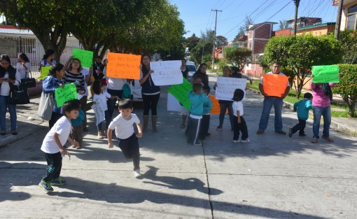 Los inconformes declararon que desde el ciclo pasado maestros han dejado el planel, pero como las autoridades no dan nombramientos quienes han ido a suplir  también se han retirado, pues no les pagan. 