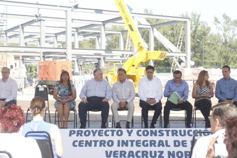 El gobernador de Veracruz, Miguel Ángel Yunes Linares, realizó un recorrido por la obra donde se construye el Centro Integral de Justicia. El mandatario estatal estuvo acompañado por secretarios de su gabinete, diputados panistas y el fiscal general, Jorge Winckler Ortiz.