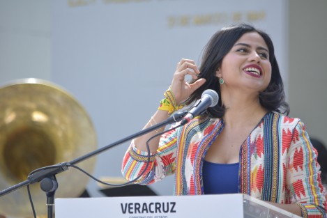 La titular de SEDESOL en Veracruz, Indira Rosales San Román, dijo que ya se combate la pobreza de 300 mil veracruzanos, y que antes de  terminar el año se sumarán otros 300 mil. 