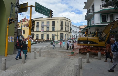 Cerrada una vez más la calle de Leandro Valle lo que complica a un más el tráfico del centro de la ciudad el cual aún sigue en reconstrucción. 