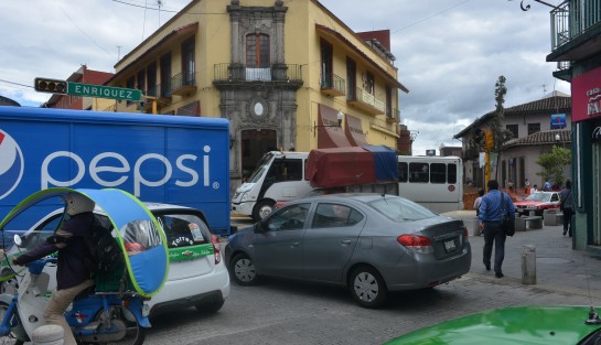 Cerrada una vez más la calle de Leandro Valle lo que complica a un más el tráfico del centro de la ciudad el cual aún sigue en reconstrucción. 