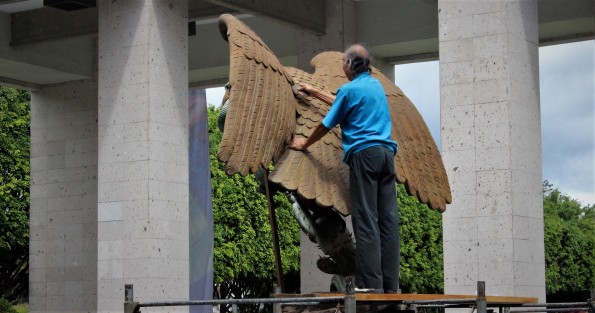Después  de tres Legislaturas, por fin le tocó manita de gato a el águila en el Palacio Legislativo,no sea que les vayan a decir que son mugrosos. 
