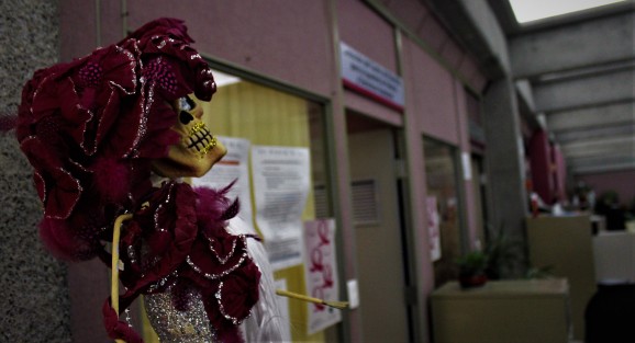 En ausencia de algunos diputados, por el receso legislativo, ya se colocan algunas calaveras en las oficinas, para no extrañar. 
